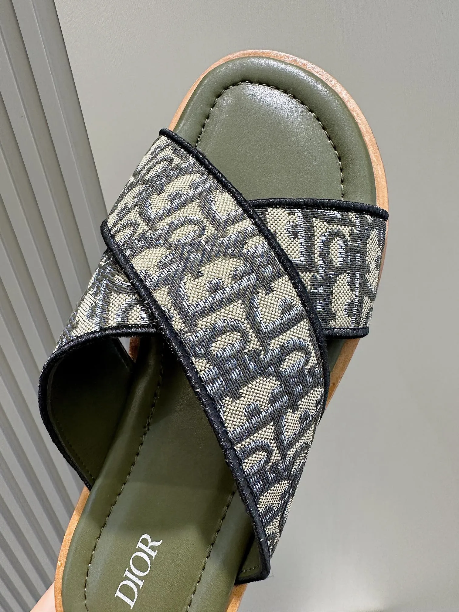 P320 [DIOR] Size 39-44 (38.45 custom-made) 2024ss Dior’s latest men’s slippers are a must-have. Dior Alias ​​Men's Genuine Leather Slippers This summer new Alias ​​sandal embodies a casual and elegant style. Carefully crafted from grained cow leather and Oblique printed fabric, with cowhide lining! Cross-strap design with metal-clad brass CD Diamond logo. The imported cowhide leather and rubber sole adds sophistication and comfort, while Oblique print-effect anti-slip panels add style.